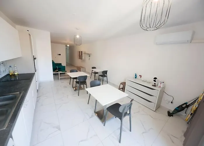 Go Exchange, Block D, 6 Entire Unit 아파트 세인트폴스베이